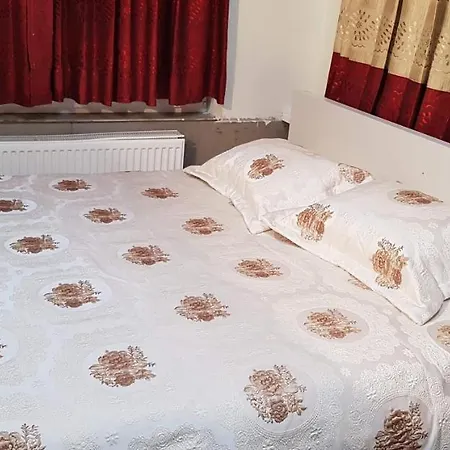 Private In A Luxurious Apartment, With Shared Bathroom & Kitchen Privatunterkunft