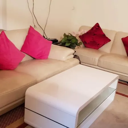 Private In A Luxurious Apartment, With Shared Bathroom & Kitchen *