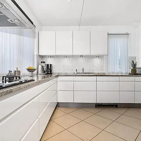 Private In A Luxurious Apartment, With Shared Bathroom & Kitchen Alloggio in famiglia *