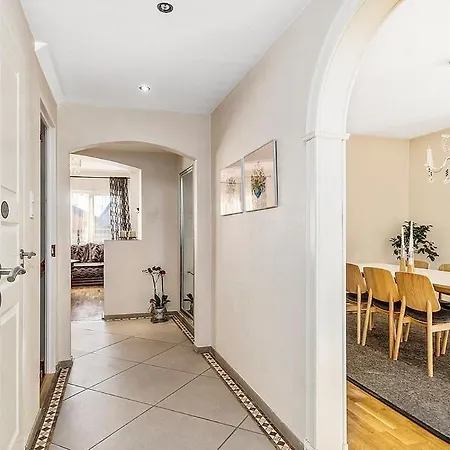 Private In A Luxurious Apartment, With Shared Bathroom & Kitchen *